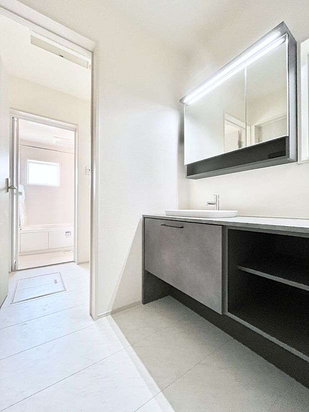 ◆7号棟◆~Dressing Room~ 十分な大きさの洗面台は収納もさる事ながら、身だしなみチェックや歯磨きなど、朝の慌ただしい時間でもホテルライクなスペースで余裕とゆとりを感じて頂けます。