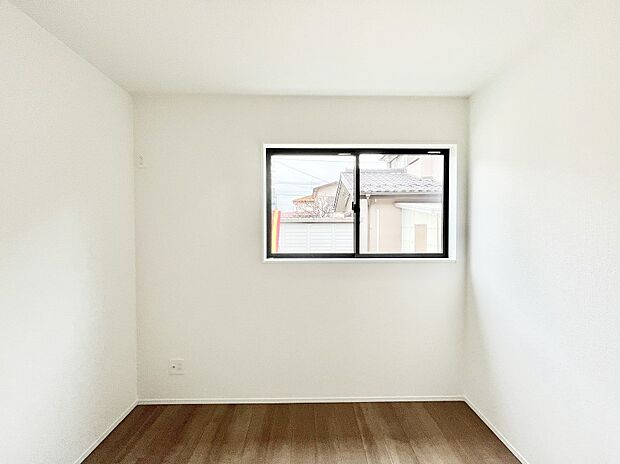 窓からのやさしい光が心地よいプライベートルーム