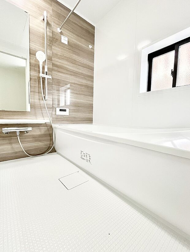 一日の疲れを癒してくれる明るい清潔感のあるバスルーム