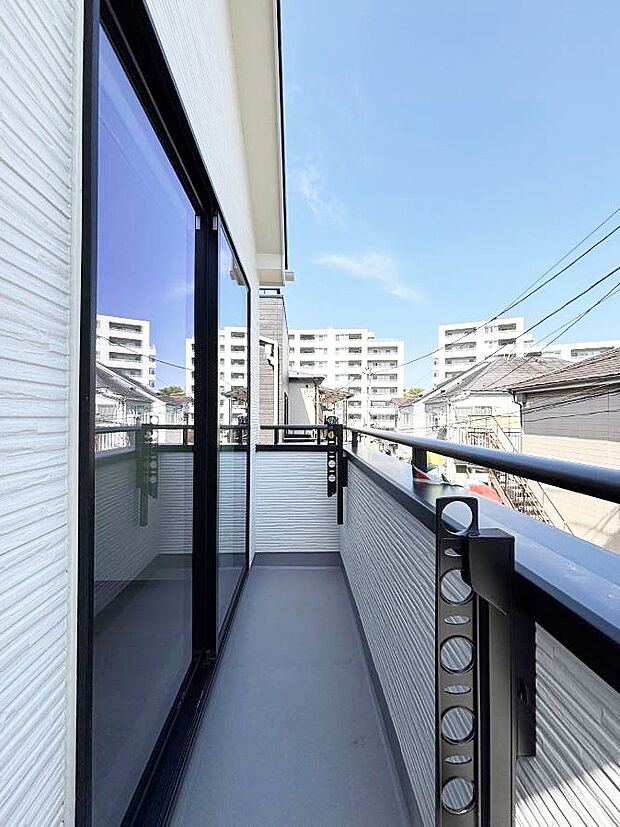 ◆A号棟◆~Balcony~ 大きな空に囲まれた気持ちのいい家。 バルコニーを覗くだけで圧倒的な開放感に包まれます。 バルコニーは陽がさしこみお布団や洗濯物を気持ちよく干すことができます。