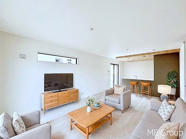 ◆1号棟◆~Living~ 家族の会話や笑顔が行き交うリビングです。大きなソファやダイニングテーブルでゆったり食事をしたりくつろぎたい♪そんな夢が叶えられる空間です!※家具はCGです