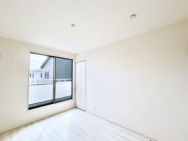 ◆1号棟◆~Bed Room~ マンションと違い部屋数が多いのが戸建てのメリットです。ご家族が増えたことで手狭に感じていた住まいも戸建てでは各居室プライバシーを保つことができます。