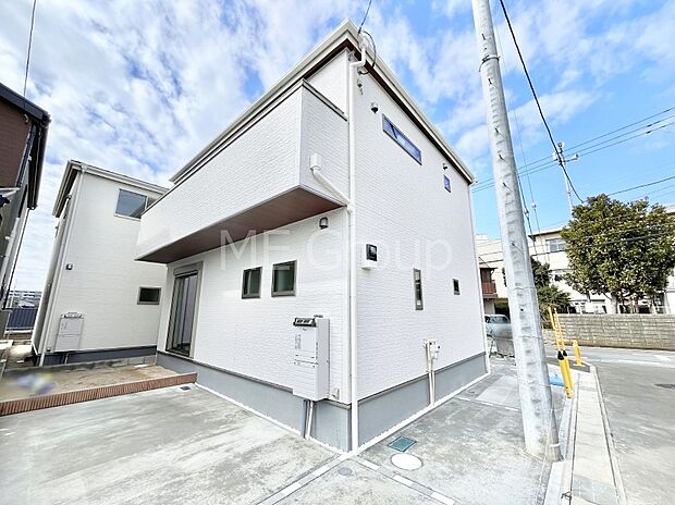 ◆1号棟◆~Exterior~ 角地により陽当り・風通し良好です。うららかな陽射しがどのお部屋にも降り注ぎますように、快適さを追求した間取設計。生活を恵みの豊かな永住の地へと変えてくれます。