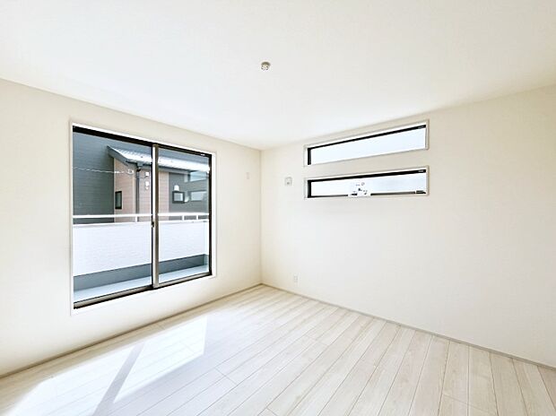 ◆1号棟◆~Bed Room~ 「今日も一日お疲れ様」とご夫婦でゆったりくつろげる寝室。毎日の家事やお仕事に疲れた日はフカフカのベットで癒されてください。本棚をおいても快適な広さが自慢♪