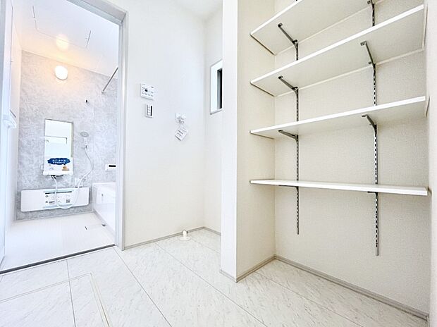 ◆1号棟◆清潔感のある快適空間です。毎日の身支度も気持ち良くお使い頂けます。