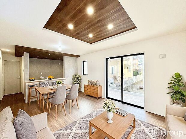 ご家族の賑やかな話し声で包まれる明るいリビング  ※家具はCGです　