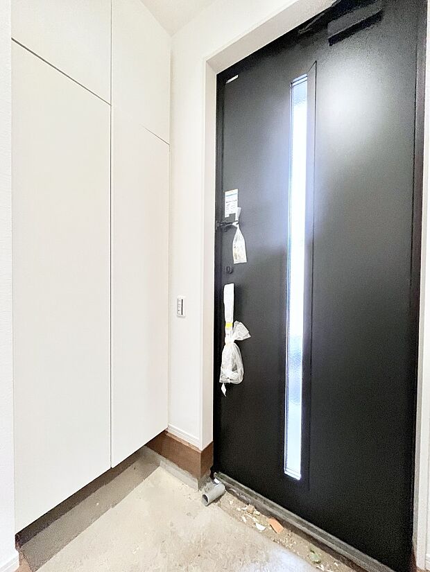 ◆1号棟◆～Entrance～　家の中でお客様を迎える最初の場所である玄関は、家の印象そのものです！豊富な玄関収納で、常に綺麗に保つことが出来ます♪玄関にはたっぷり収納の下駄箱を完備！