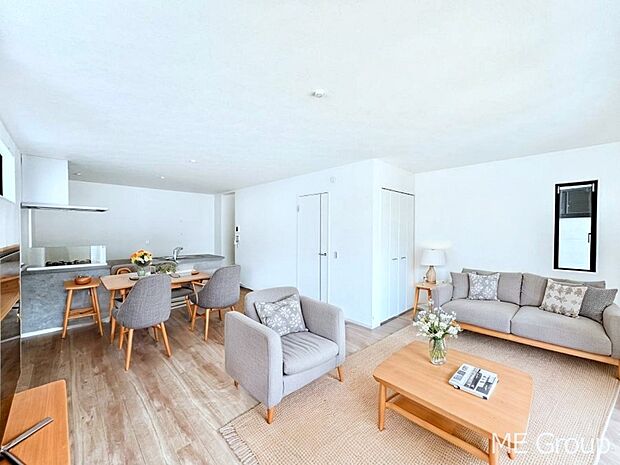 ◆1号棟◆～Living～　家族の会話や笑顔が行き交うリビングです。大きなソファやダイニングテーブルでゆったり食事をしたりくつろぎたい♪そんな夢が叶えられる空間です！※家具はCGです