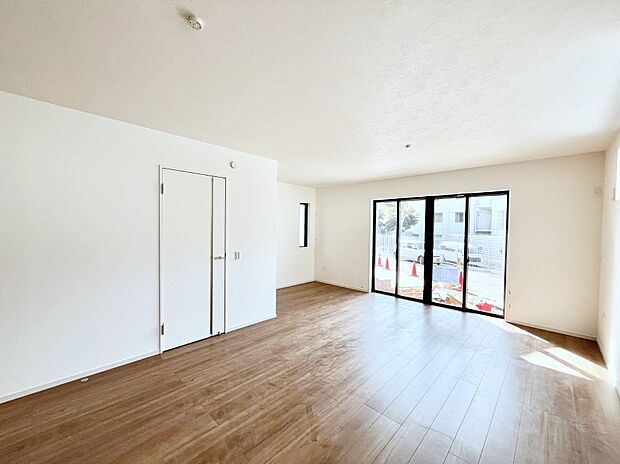 ◆1号棟◆～Living～　飽きの来ないシンプルでおしゃれなLDK。大きな窓から日差しが差し込むので室内も明るく、家族の憩いの場としてピッタリです。開放感と日当たりの良さを是非ご覧ください！