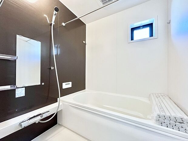 ◆1号棟◆～Bath Room～　窓付きのバスルームは、採光もあり明るく気持ちの良い空間です。窓があることで、換気環境も良好。ゆったり寛げるバスルームで、毎日のバスタイムが楽しみになりそうです。