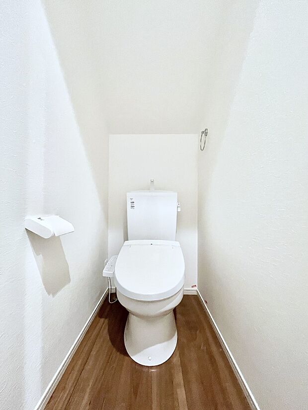 ◆1号棟◆~Toilet~ 清潔感のある水回り♪トイレはウォシュレット付きです◎トイレは毎日使わざるを得ないもの。いつも清潔を保ちたいですね。トイレが2ヶ所あるので朝の混雑時に便利です!