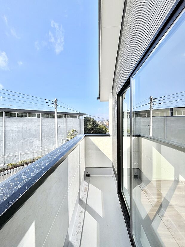 ◆1号棟◆～Balcony～  バルコニーは温かい陽がさしこみ、お布団や洗濯物を気持ちよく干すことができます。  使いやすく開放的なバルコニーです♪陽ざしがたっぷり降り注ぐ、バルコニー付き住まい。  