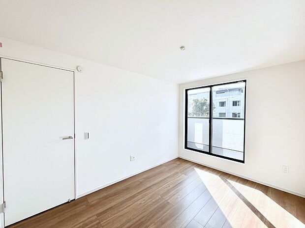 ◆1号棟◆～Bed Room～  「今日も一日お疲れ様」とご夫婦でゆったりくつろげる寝室。毎日の家事やお仕事に疲れた日はフカフカのベットで癒されてください。本棚をおいても快適な広さが自慢♪