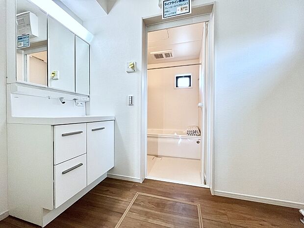 ◆1号棟◆～Dressing Room～  清潔感溢れる色合いで統一されていると、スッキリと整った印象をうけます。鏡の裏にはたっぷりと収納スペースを標準装備！水廻りは、シンプルかつ機能性を重視して。