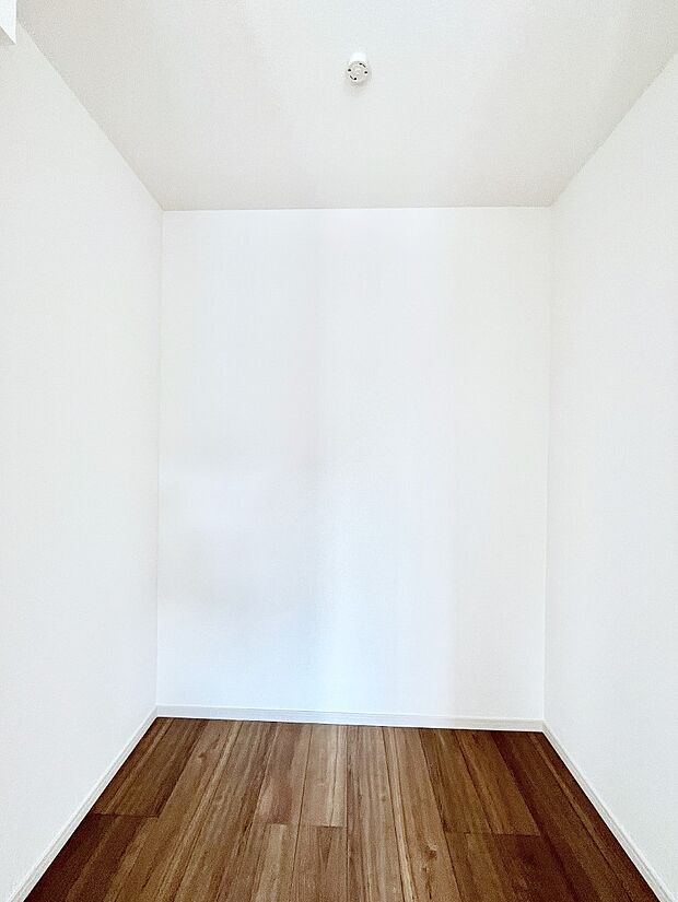 ◆1号棟◆～Walk-in Closet～　たくさんの洋服をかけてもシワになりにくいウォークインクローゼット。洋服以外にも、普段使わない家電やスーツケース、ストック品など何でも片付く嬉しい空間です。