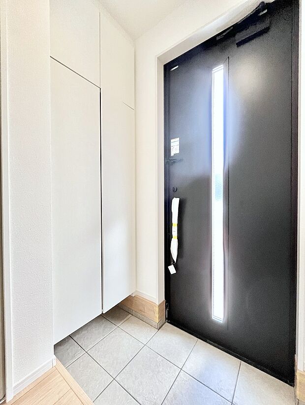 ◆2号棟◆～Entrance～　家の中でお客様を迎える最初の場所である玄関は、家の印象そのものです！豊富な玄関収納で、常に綺麗に保つことが出来ます♪玄関にはたっぷり収納の下駄箱を完備！