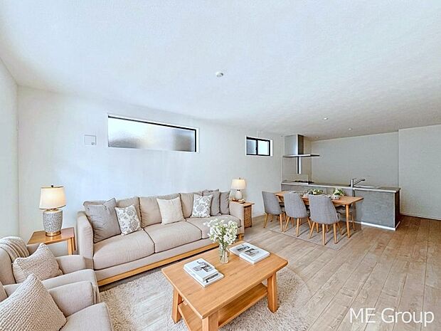 ◆2号棟◆～Living～　家族の会話や笑顔が行き交うリビングです。大きなソファやダイニングテーブルでゆったり食事をしたりくつろぎたい♪そんな夢が叶えられる空間です！※家具はCGです