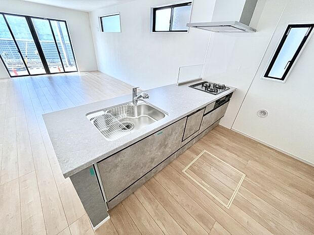 ◆2号棟◆～Kitchen～　自然光が入る窓のあるキッチン☆毎日使う場所だからこそ、使い勝手を考慮しました。ゆったりとしたキッチンコーナーは質感豊かな仕上がりとなっております。