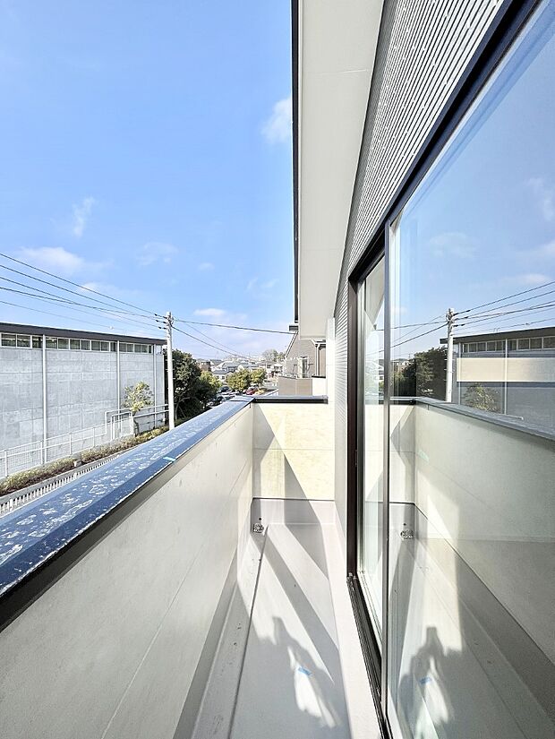 ◆2号棟◆～Balcony～  バルコニーは温かい陽がさしこみ、お布団や洗濯物を気持ちよく干すことができます。  使いやすく開放的なバルコニーです♪陽ざしがたっぷり降り注ぐ、バルコニー付き住まい。  