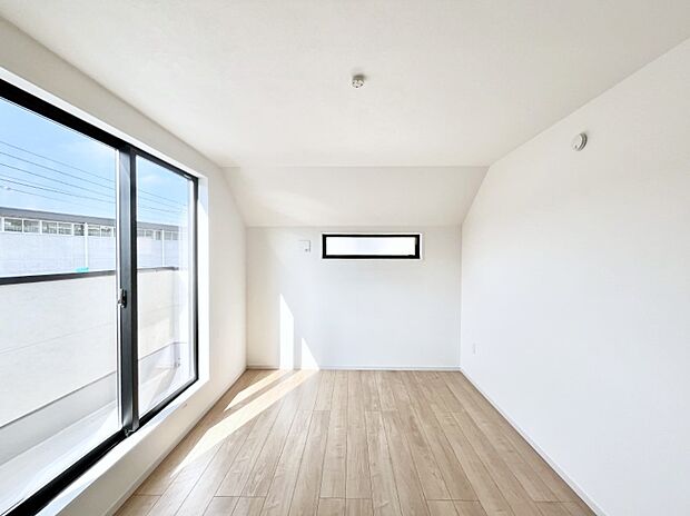 ◆2号棟◆～Bed Room～　木の温もりがやさしいフローリングは安らぎをもたらすプライベート空間。明るめのフローリングですので、壁紙ともマッチし、お部屋を更に広く見せてくれる効果も。