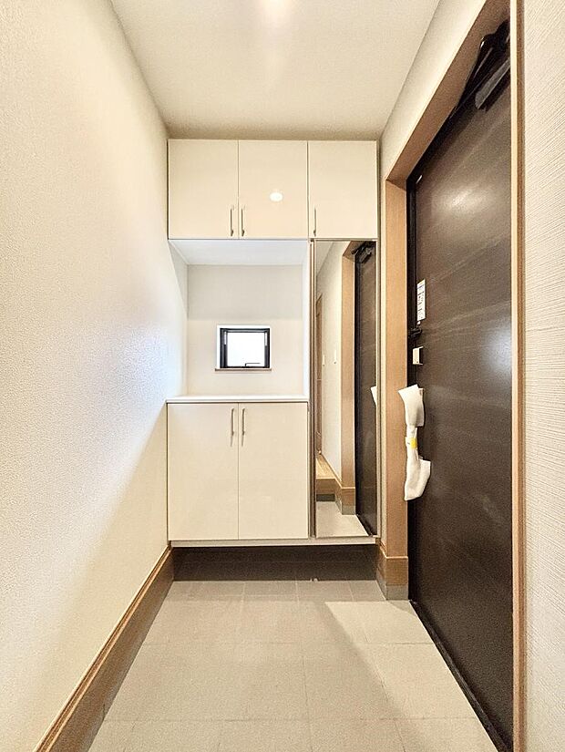 ~Entrance~ 下駄箱ミラー付なので、お出かけ前の身だしなみチェックに◎♪玄関はお客様をお出迎えする一番最初の場所、帰ってくる時に入る最初の場所。そんな場所だからこそ、より良い空間に…♪