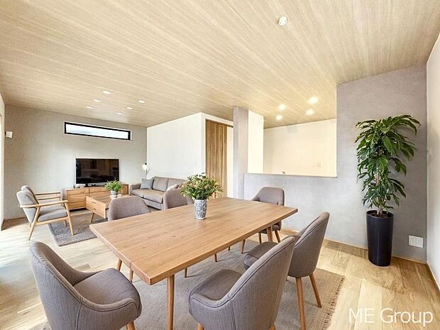 ~Living~ 家族の会話や笑顔が行き交うリビングです。子供が走ってる姿を見ながら、大きなソファやダイニングテーブルでゆったり食事をしたりくつろぎたい♪そんな夢が叶えられる空間です!※家具はCGです