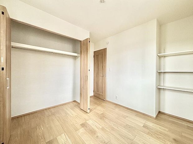 ~Bed Room~ 全居室には収納クローゼットを完備!普段使いのお洋服や小物はもちろん、季節物のお洋服などもしっかりと整理整頓おしまい頂けます。 居室空間を広く使用できますね。