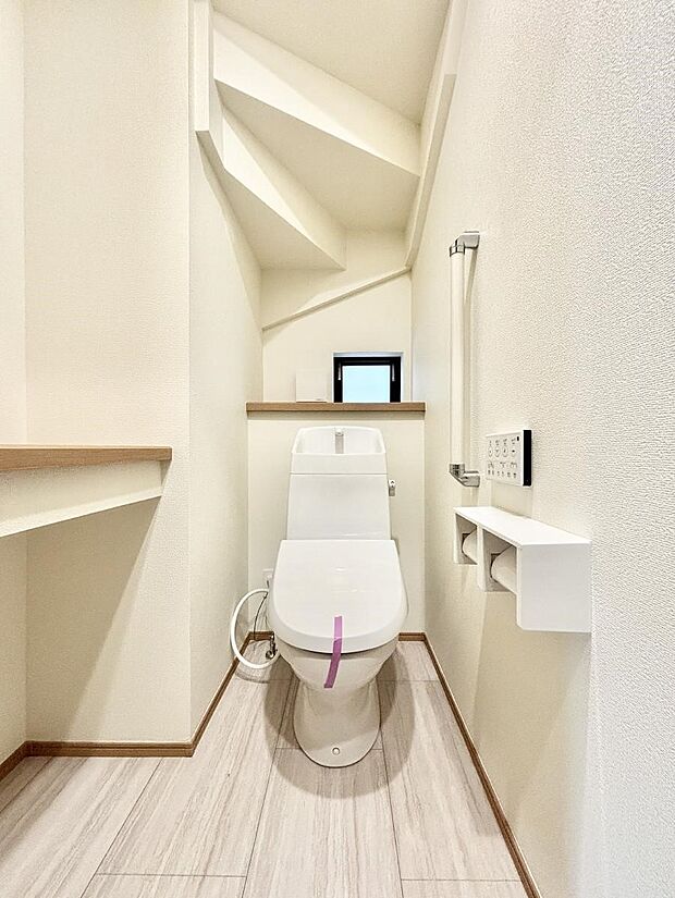 ~Toilet~ 綺麗・スッキリ・快適なウォシュレット付トイレでくつろげる空間です。1、2階共にトイレスペース!採光もあり明るく、快適空間となっております♪毎日使う場所だからこその配慮です!