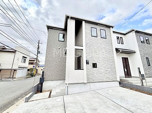 ~Exterior~ 角地により陽当り・風通し良好です。一戸建ての大きなメリットは、自分達の「土地」を「自由に」使える事です。ガーデニングやDIY,車やバイクの趣味など様々な用途で利用できます。