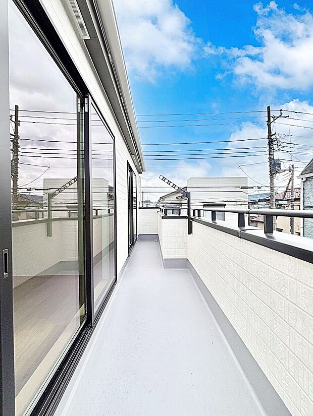 ~Balcony~ 南向きのバルコニーの前には雲以外に太陽を遮るものがありません。お洗濯物も乾きやすく、何より明るく気持ちのいい光が入ってきます。家族全員分の洗濯物も一気に干せます。