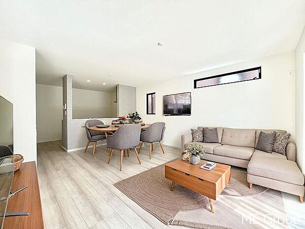 ご家族の賑やかな話し声で包まれる明るいリビング ※家具はCGです