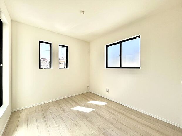 2面採光で気持ちよく自然光が取り入れられるのでお子様のお部屋にもピッタリ