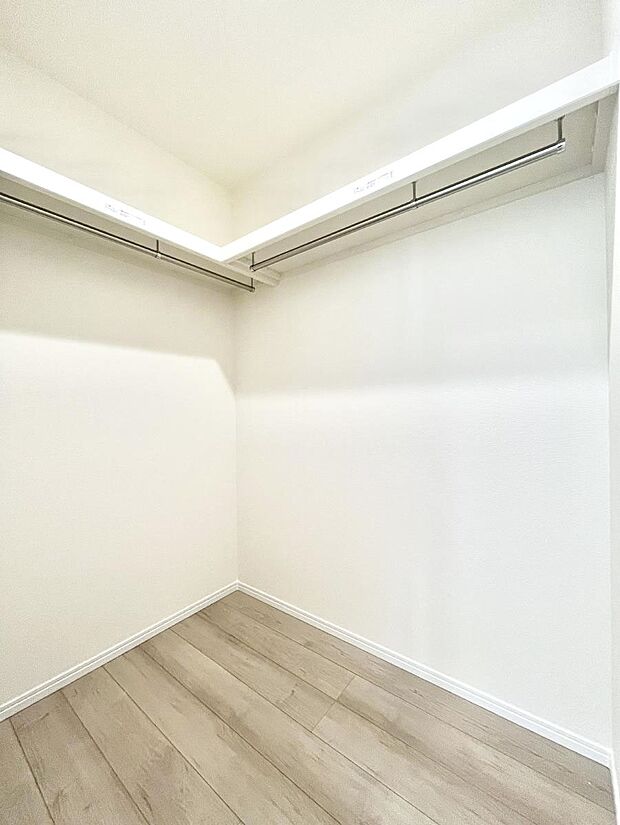 家族みんなの共有物を収納するのに便利なファミリークローゼット