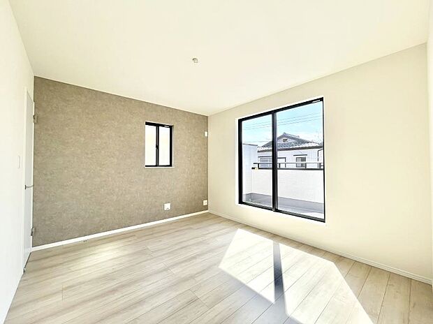 明るいバルコニーサイドに洋室を設置。目覚めの良い寝室に。 