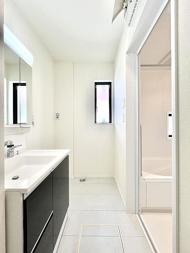 清潔感のある快適空間です。毎日の身支度も気持ち良くお使い頂けます。