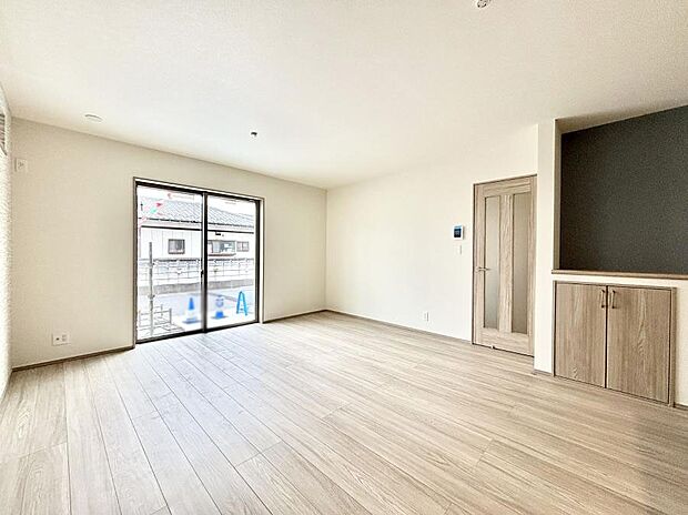 ◆B号棟◆~Living~ 飽きの来ないシンプルでおしゃれなLDK。大きな窓から日差しが差し込むので室内も明るく、家族の憩いの場としてピッタリです。開放感と日当たりの良さを是非ご覧ください!