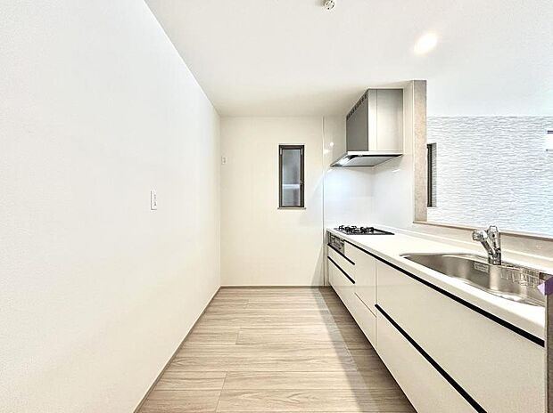 ◆B号棟◆~Kitchen~ 自然光が入る窓のあるキッチン☆毎日使う場所だからこそ、使い勝手を考慮しました。ゆったりとしたキッチンコーナーは質感豊かな仕上がりとなっております。