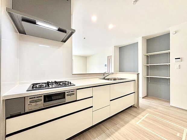 ◆B号棟◆~Kitchen~ 「さぁ今日は何を作ろう」こんなキッチンなら思いっきり料理ができちゃいます。キッチンからはリビングが一望できます。家族がつながるお家がここにございます。