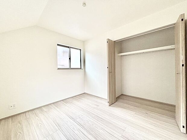 ◆B号棟◆~Bed Room~ 子供部屋はお子様にとって大変重な役割があります。子供一人で過ごす空間を与えることで、宿題や勉強時間も自然と増えまた自ら部屋の片付けや掃除なども促すことに繋がります。