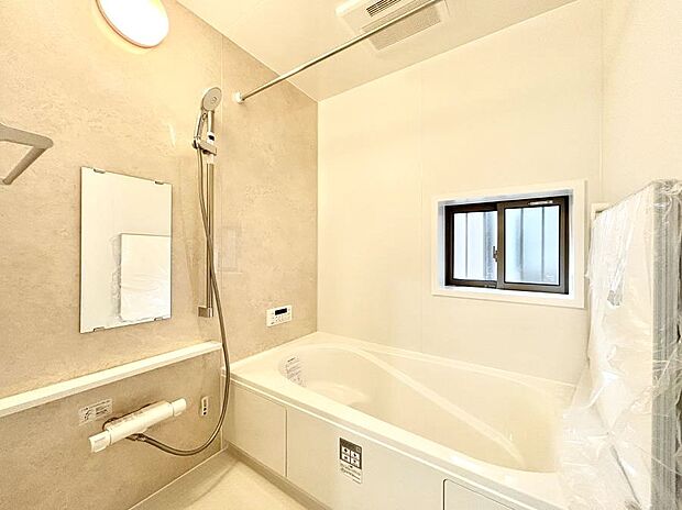 ◆B号棟◆~Bath Room~ 窓付きのバスルームは、採光もあり明るく気持ちの良い空間です。窓があることで、換気環境も良好。ゆったり寛げるバスルームで、毎日のバスタイムが楽しみになりそうです。