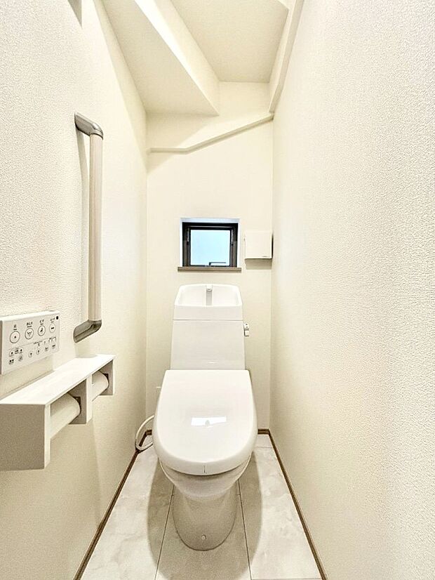 ◆B号棟◆～Toilet～　綺麗・スッキリ・快適なウォシュレット付トイレでくつろげる空間です。採光もあり明るく、快適空間となっております♪毎日使う場所だからこその配慮です！