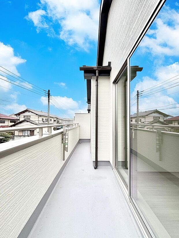 ◆B号棟◆~Balcony~ 大きな空に囲まれた気持ちのいい家。バルコニーを覗くだけで圧倒的な開放感に包まれます。バルコニーは陽がさしこみお布団や洗濯物を気持ちよく干すことができます。