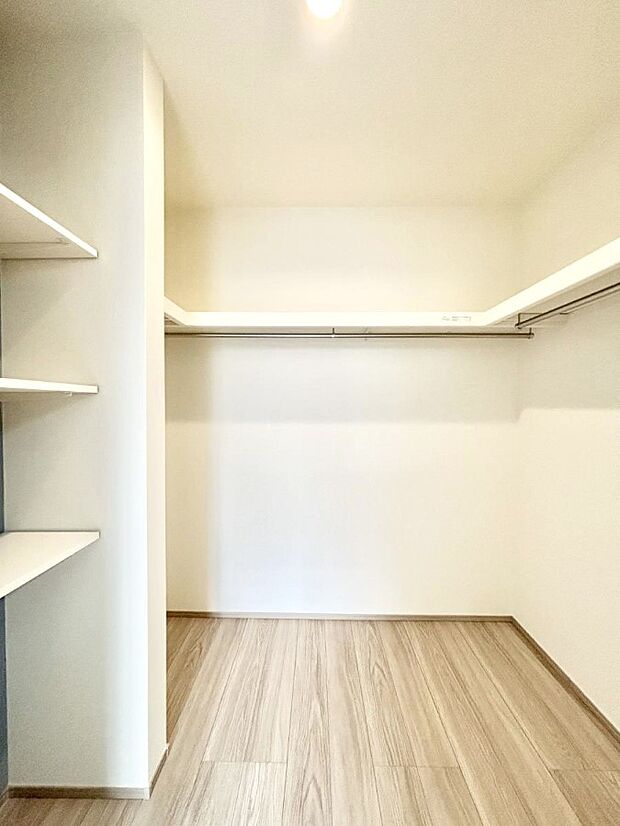 ◆B号棟◆~Walk-in Closet~ たくさんの洋服をかけてもシワになりにくいウォークインクローゼット。洋服以外にも、普段使わない家電やスーツケース、ストック品など何でも片付く嬉しい空間です。