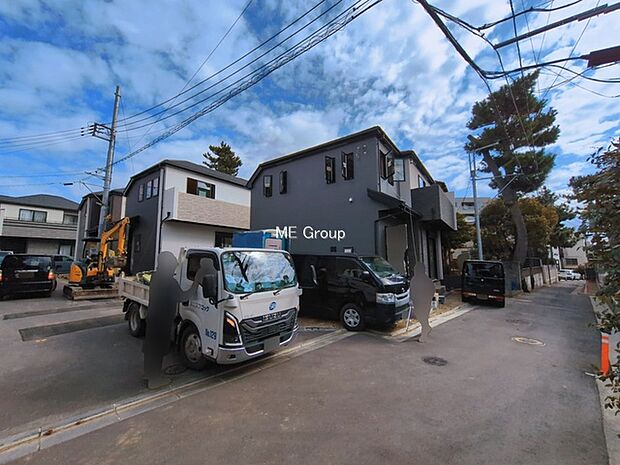 ~Exterior~ 前面道路:西 4.5m 私道、南 4m 公道 低層の一戸建てを中心とした街並みが整然と続き、周辺は高い建物が建っていないので、緑の多い閑静な趣を感じる環境です。