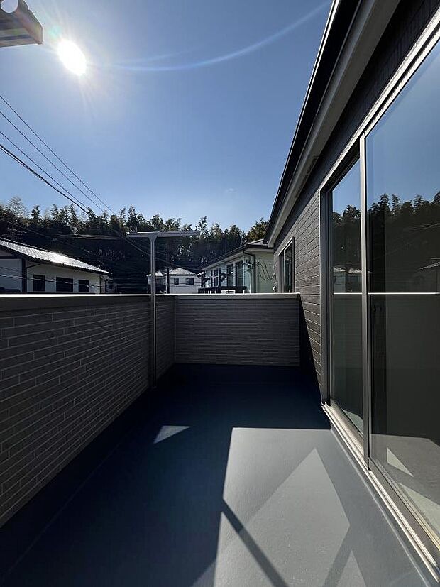 暖かな陽光が降り注ぐバルコニーはお洗濯におすすめ。爽やかな風も心地よいです。 