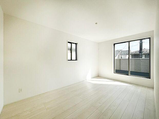 バルコニーが開放感をプラスしてくれる洋室  