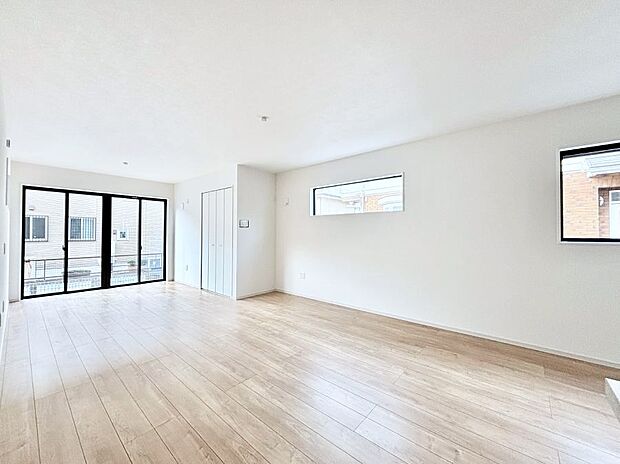 ～Living～  豊かな陽光がこの場所を照らしだす。  光溢れるこの空間はみんなの笑顔が集う場所、時を忘れ、つきることのないたわいもない会話を楽しむ時間、たくさんの思いが綴られる場所。