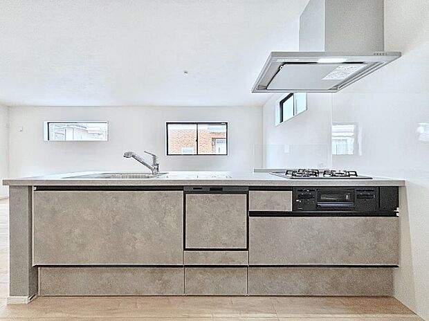 ～Kitchen～　広くて使いやすいキッチンなら家族でいっしょに料理をつくったり、後片付けも手間なくできちゃいます♪収納もたっぷりあるので、いつもすっきりと清潔な印象を保てます。