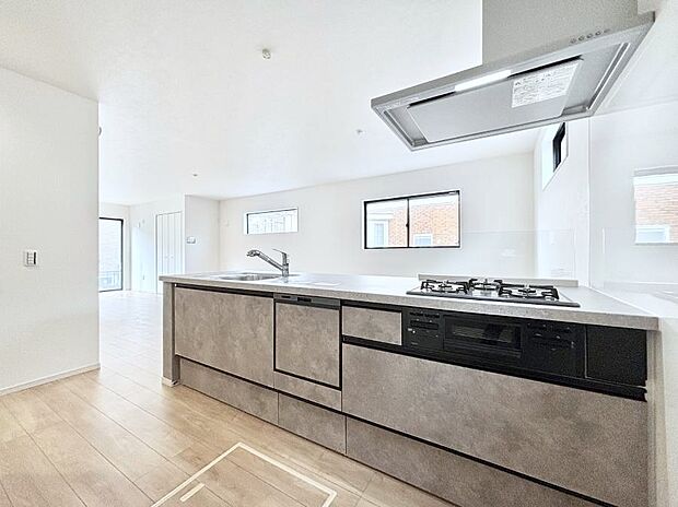 ～Kitchen～リビングが見渡せるカウンターキッチン。料理をしながら家族とコミュニケーションをとれるだけでなく、大きな開放感も得ることができます。  お子様の成長も感じることができますね！