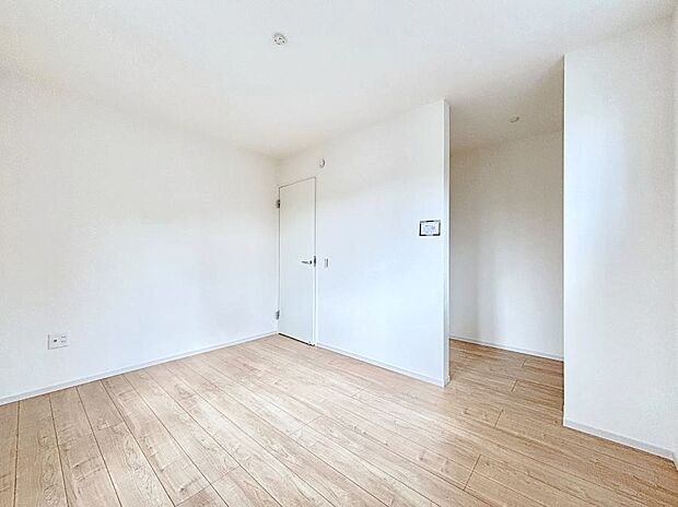 ～Bed Room～　木の温もりがやさしいフローリングは安らぎをもたらすプライベート空間。明るめのフローリングですので、壁紙ともマッチし、お部屋を更に広く見せてくれる効果も。